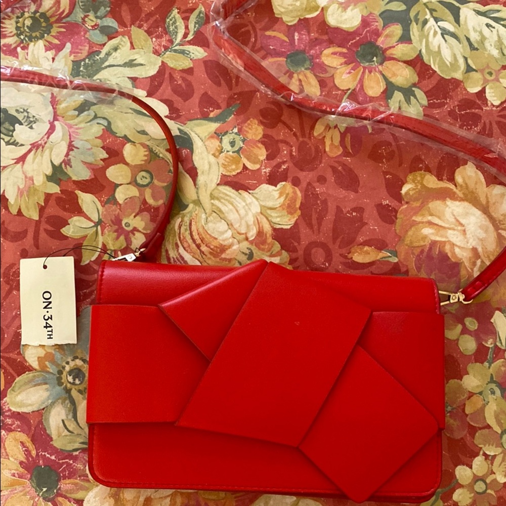 Chic Red Shoulder Bag with Sleek Design